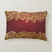 赤い背景の金葉のレース アクセントクッション (裏面)