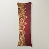 赤い背景の金葉のレース ボディピロー (正面縦)