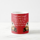 赤い背景の間抜けな犬 コーヒーマグカップ (中央)