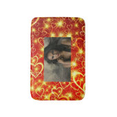 赤い背景の黄色きらめくの黄金のハート バスマット (正面縦)