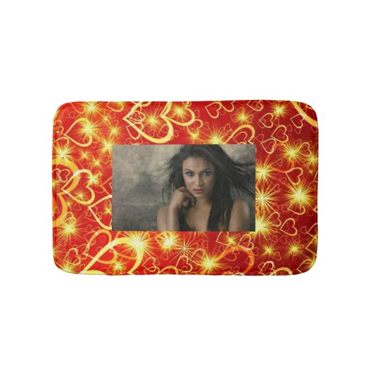 赤い背景の黄色きらめくの黄金のハート バスマット (正面)
