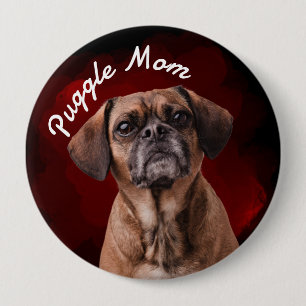 赤い背景を持つPuggle Momボタン 缶バッジ