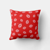 赤い背景パターン上のピンク色の口紅キス クッション (裏面)