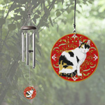 赤い背景ファンシーのCalico Cat