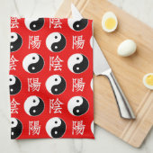 赤い背景中国の陽模様 キッチンタオル (四つ折り)