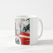 赤い自動車の中で女の子とパグ犬 コーヒーマグカップ (正面右)