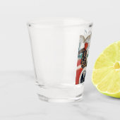 赤い自動車の中で女の子とパグ犬 ショットグラス (左)