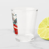 赤い自動車の中で女の子とパグ犬 ショットグラス (右)