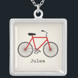 赤い自転車のパーソナライズなネックレス シルバープレートネックレス<br><div class="desc">赤い自転車のイラストレーションを特色にするペンダント。  バイクの下であなたの名前と個人化して下さい。</div>