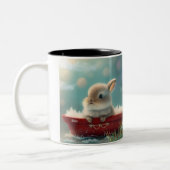 赤い船にかわいいパーソナライズされたうさぎ ツートーンマグカップ (左)