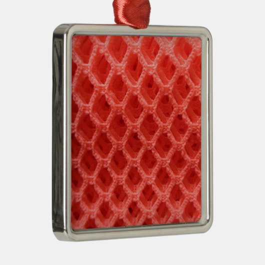 赤い色のかぎ編み布の外観 メタルオーナメント (右)