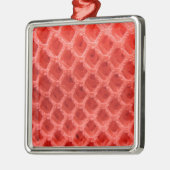 赤い色のかぎ編み布の外観 メタルオーナメント (左)