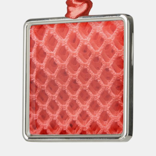 赤い色のかぎ編み布の外観 メタルオーナメント (左)