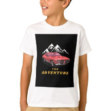 赤い色の山の近くのヴィンテージカー