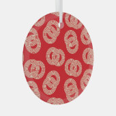 赤い色合い、インターロックされたリングのパタストライプのーン。 ガラスオーナメント (正面右)