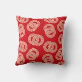 赤い色合い、インターロックされたリングのパタストライプのーン。 クッション (裏面)