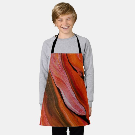 赤い色違うの溶岩流 エプロン (着用した状態)