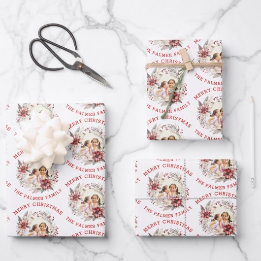 赤い花と写真を持つクリスマスリース ラッピングペーパーシート (正面)