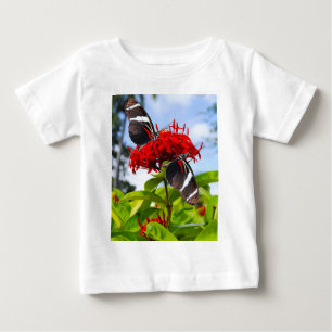 赤い花に蝶の葉を伸ばすシマウマ ベビーTシャツ