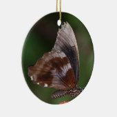 赤い花の上の白と茶色の蝶 セラミックオーナメント (右)