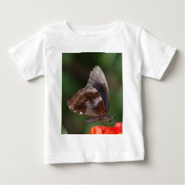 赤い花の上の白と茶色の蝶 ベビーTシャツ