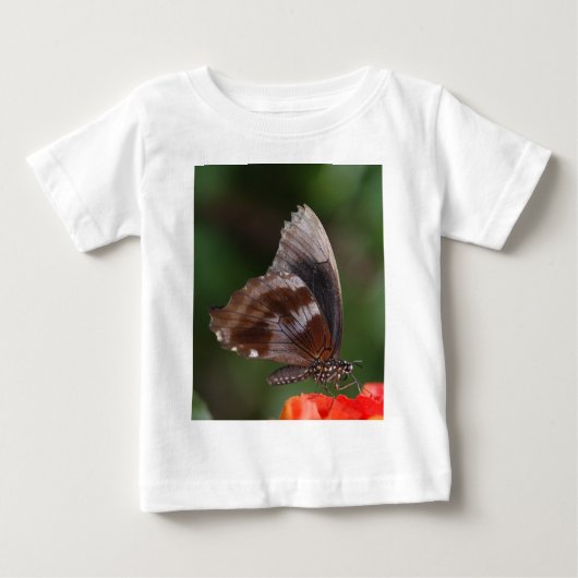 赤い花の上の白と茶色の蝶 ベビーTシャツ (正面)