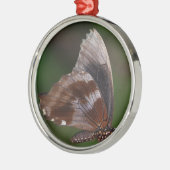 赤い花の上の白と茶色の蝶 メタルオーナメント (左)