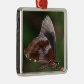 赤い花の上の白と茶色の蝶 メタルオーナメント (右)