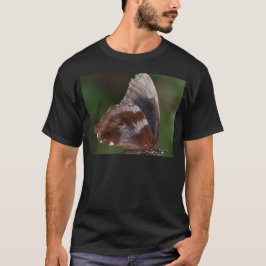 赤い花の上の白と茶色の蝶 Tシャツ