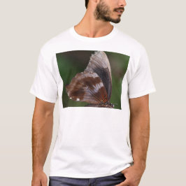 赤い花の上の白と茶色の蝶 Tシャツ