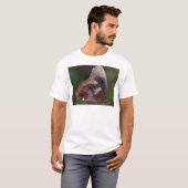 赤い花の上の白と茶色の蝶 Tシャツ (正面フル)