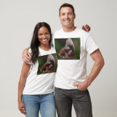 赤い花の上の白と茶色の蝶 Tシャツ (ユニセックス)
