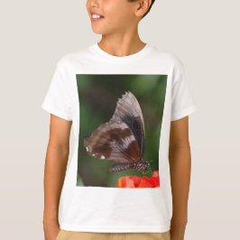 赤い花の上の白と茶色の蝶 Tシャツ