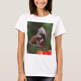 赤い花の上の白と茶色の蝶 Tシャツ