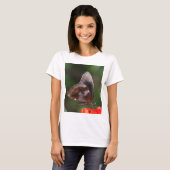 赤い花の上の白と茶色の蝶 Tシャツ (正面フル)