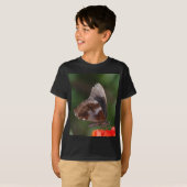 赤い花の上の白と茶色の蝶 Tシャツ (正面フル)