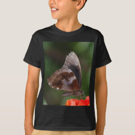 赤い花の上の白と茶色の蝶 Tシャツ