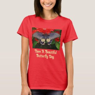 赤い花の上の蝶のTシャツ Tシャツ