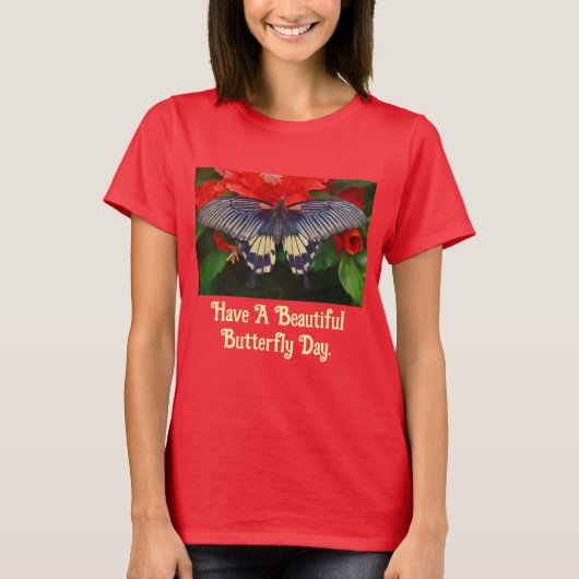 赤い花の上の蝶のTシャツ Tシャツ (正面)