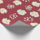 赤い花の写真に描かれた白いカーネーションパターン(の模様が)ある ラッピングペーパー (角)