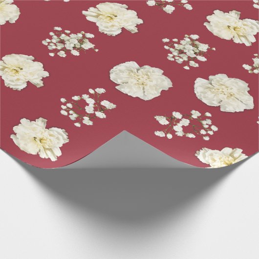 赤い花の写真に描かれた白いカーネーションパターン（の模様が）ある ラッピングペーパー (角)