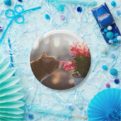 赤い花の匂いを嗅ぐジンジャー猫 ペーパープレート (パーティー)