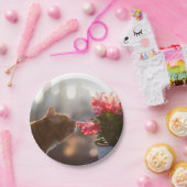 赤い花の匂いを嗅ぐジンジャー猫 ペーパープレート (パーティー)