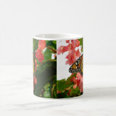 赤い花の蝶のマグカップ コーヒーマグカップ (中央)