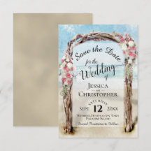 赤い花の装飾が施された、素朴なドリフトウッドビーチアーバー結婚式のウェルカムカード