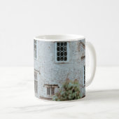 赤い花の近くで枝をさした茶色の家 コーヒーマグカップ (正面右)