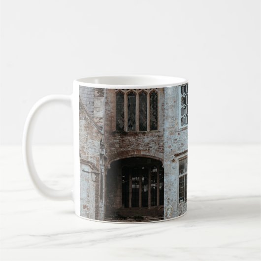 赤い花の近くで枝をさした茶色の家 コーヒーマグカップ (左)