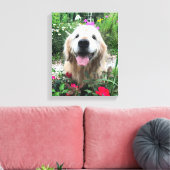 赤い花の間に微笑むゴールデンレトリバー犬 キャンバスプリント (インサイチュ (リビング))