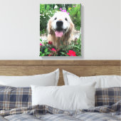 赤い花の間に微笑むゴールデンレトリバー犬 キャンバスプリント (インサイチュ (寝室))