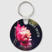 赤い花は信仰を持って感動的いるパーソナライズされた キーホルダー (正面)